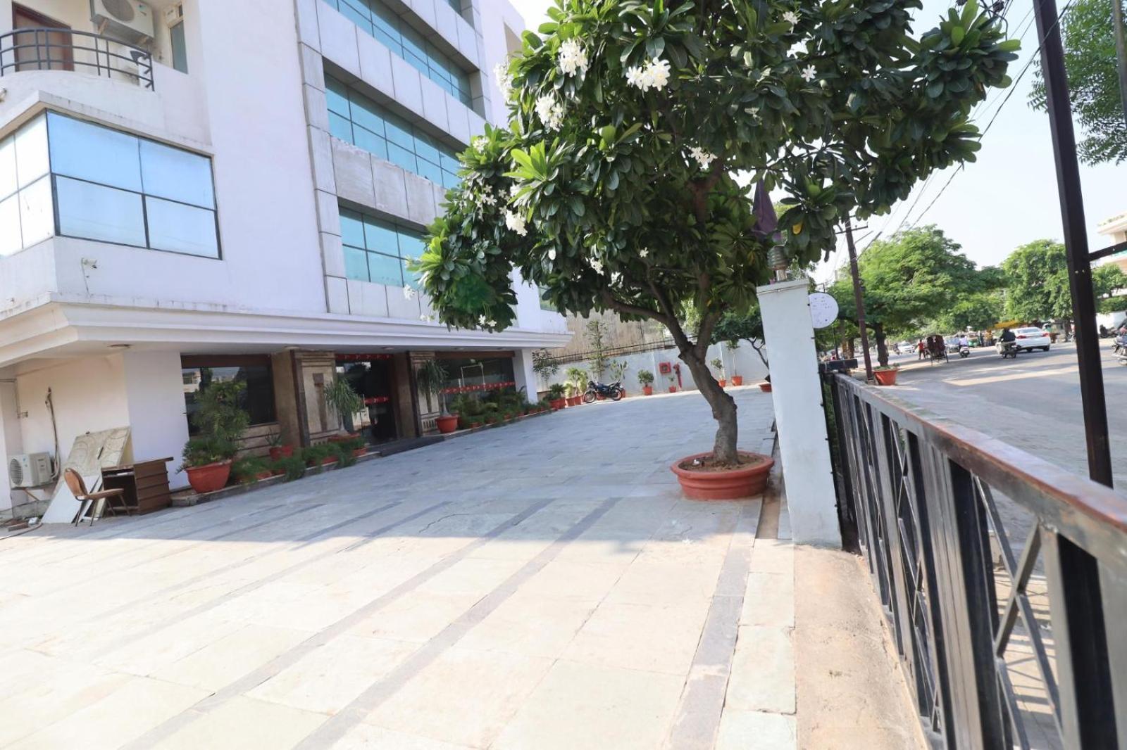 Crestmont Ashapurna Jaipur, Banipark Hotel Exterior photo